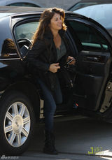 组图：佩内洛普产后首露面 身材略臃肿仍未恢复