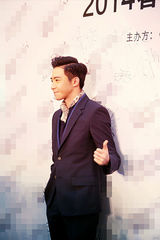 组图：俞灏明帅气丝巾亮相 捧场设计师时装周