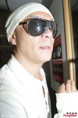 组图：张卫健再入院探母面色憔悴 5时结束疗程