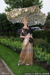 组图：英皇家赛马会女士日 奢华帽子秀愈演愈烈