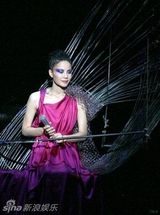 组图：王菲离婚后现身 过往奇装异服造型盘点