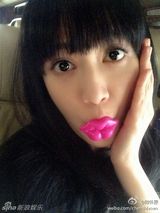 组图：陈乔恩发搞怪自拍照 烈焰红唇雷人可爱