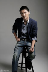 组图：李泰拍蓄须写真 显干练硬朗男人味