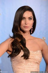 组图：梅根-福克斯现身金球后台 身材凹凸有致