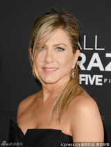 组图：安妮斯顿红毯捂肚 膀大腰圆再传怀双胞胎