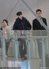 组图：黄晓明开车接Baby破传闻 机场约会被抓包