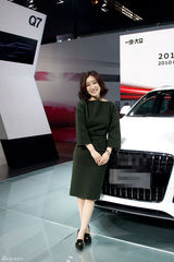 组图：秦海璐优雅造型亮相 为名车试驾显风范  