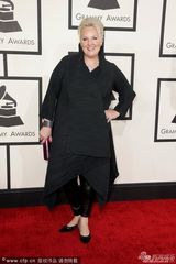 组图：如琳达亮相格莱美红毯贵气十足