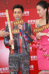 组图：黄宗泽自曝单身 尴尬不看陈嘉桓巨胸造型