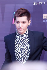 EXO亮相风云榜红毯 西装帅气成员魅力热舞(图)