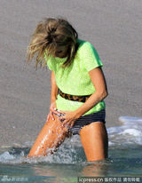 组图：凯特-莫斯沙滩换衣露点 忙遮羞愤怒不爽