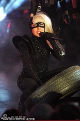 组图：Lady Gaga开唱迎新年 亲吻纽约市长