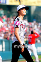 组图：金泰熙为棒球比赛开球 英姿飒爽有模有样