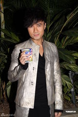 高清组图：古巨基代言食品 香港亮相拍广告