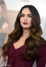 组图：梅根-福克斯美艳亮相《四十不惑》首映