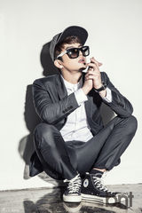 高清组图：徐仁国拍时尚写真 冷酷眼神魅力十足