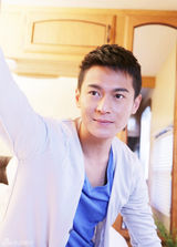 组图：刘冠翔居家写真温暖笑容迷人