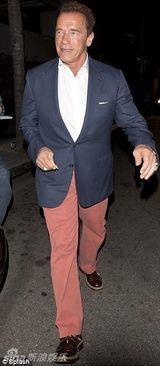 组图：斯瓦辛格与新欢共进晚餐 女方家人护驾