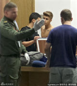 组图：比伯半裸过海关 裤子掉半截露底裤显邋遢