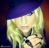 组图：钱妞全裸素颜刷牙搞怪 自拍秀烈焰红唇