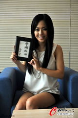 组图：苍井空挥毫泼墨赠李娜 为中网鼓劲加油