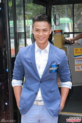 组图：罗仲谦胡杏儿出席活动 尴尬示范按摩