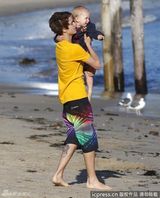 组图：比伯与女友享假日海滩 赛琳娜翘臀露股