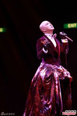 组图：big4开演唱会发红封包 互曝成员糗事