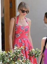 组图：泰勒-斯威夫特街拍LOOK 印花长裙清凉现身