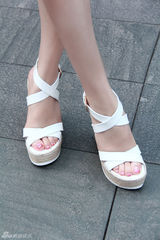 组图：陶红粉色套裙搭配蝴蝶结挎包