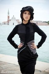 组图：黄圣依时髦“帽子控”时尚加分