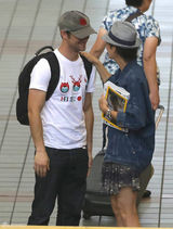 组图：囧瑟夫玛丽昂机场相遇 短暂叙旧拥抱告别