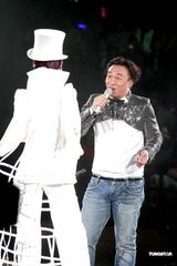 组图：杨千嬅个唱悲喜交加 老公与陈奕迅等好友捧场