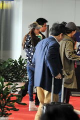 组图：李小璐潮装带宝宝赴组《私人定制》