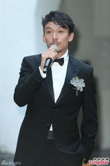 组图：张震大婚献吻娇妻 亲手为新娘提裙摆