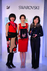 组图：佟丽娅出席时尚活动红裙尽显妩媚