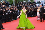 组图：戛纳开幕红毯众星争艳 深V爆乳透视美背