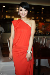 组图：于越亮相北京电影节 斜肩红裙摩登大气