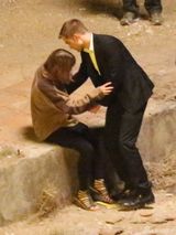 组图：帕丁森新片激吻爱丽丝 摸腿野战欲火焚身