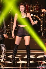 组图：陈奕迅压轴演唱 与女歌手热情拥抱