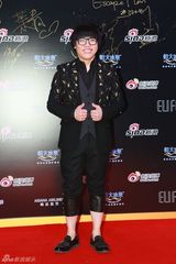 组图：微博之夜红毯 好声音冠军李琦顶蘑菇头