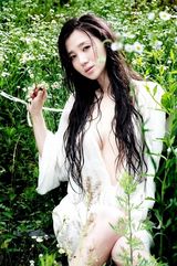 组图：阿朵花丛魅力写真 散发天然性感