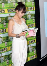 幻灯：韩星韩智慧举行个人随笔集发行纪念会