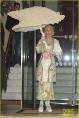 组图：Gaga挤乳沟扮日本艺妓 高举硕大贝壳伞