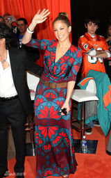 幻灯图集：詹妮弗-洛佩兹身穿红蓝彩裙靓丽抢镜