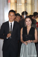 组图：杨紫琼回归时尚显高贵 吴彦祖黑色西装剪彩