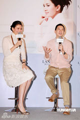 幻灯图：袁咏仪做活动着装典雅 曝张家辉在家没地位