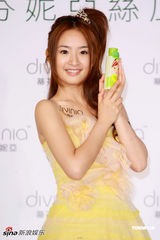 幻灯图集：林依晨露肩嫩黄礼服甜美代言 秀曼妙舞姿