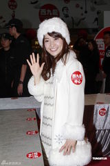 组图：AKB48成员大岛优子人气爆棚 粉丝消毒握手