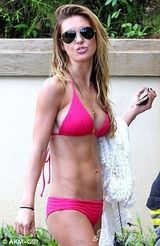 组图：性感宝贝奥德利娜挺C奶沙滩拍浪风骚勾男